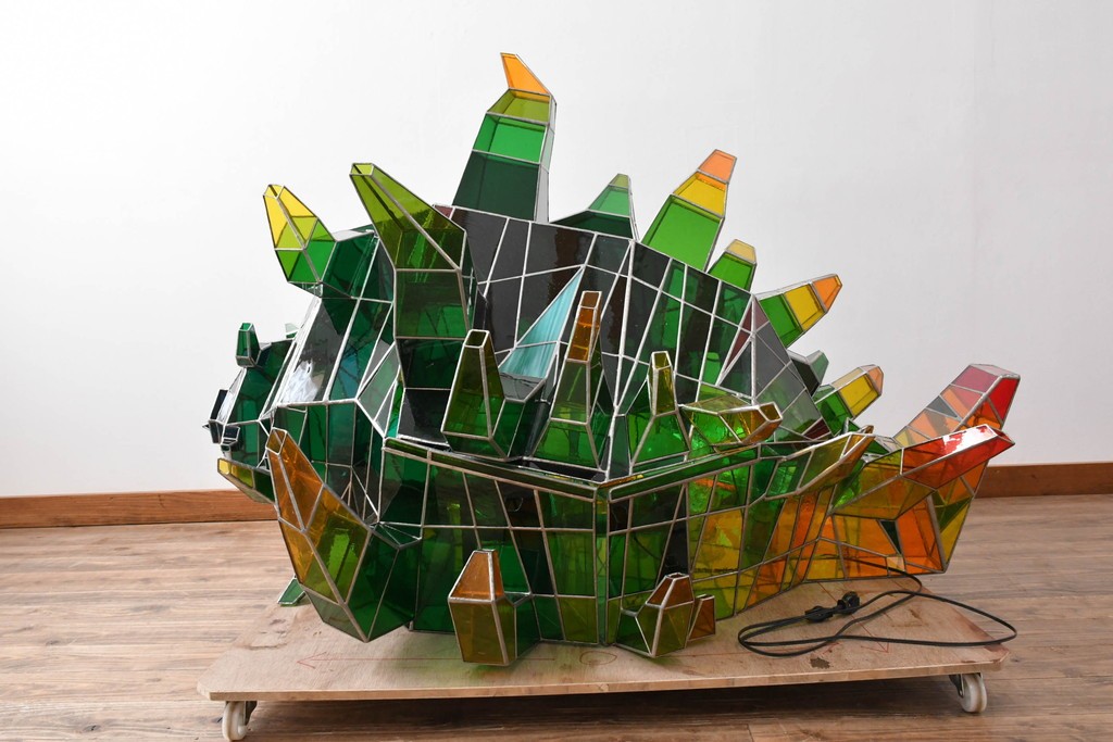 中古　特大1メートル超　希少!!　作家物!!　ステンドグラス芸術家　伊藤誠二　大作!!重厚な存在感と繊細な色彩美を兼ね備えた大型アートオブジェのフロア照明　定価約300万円　(R-084542)