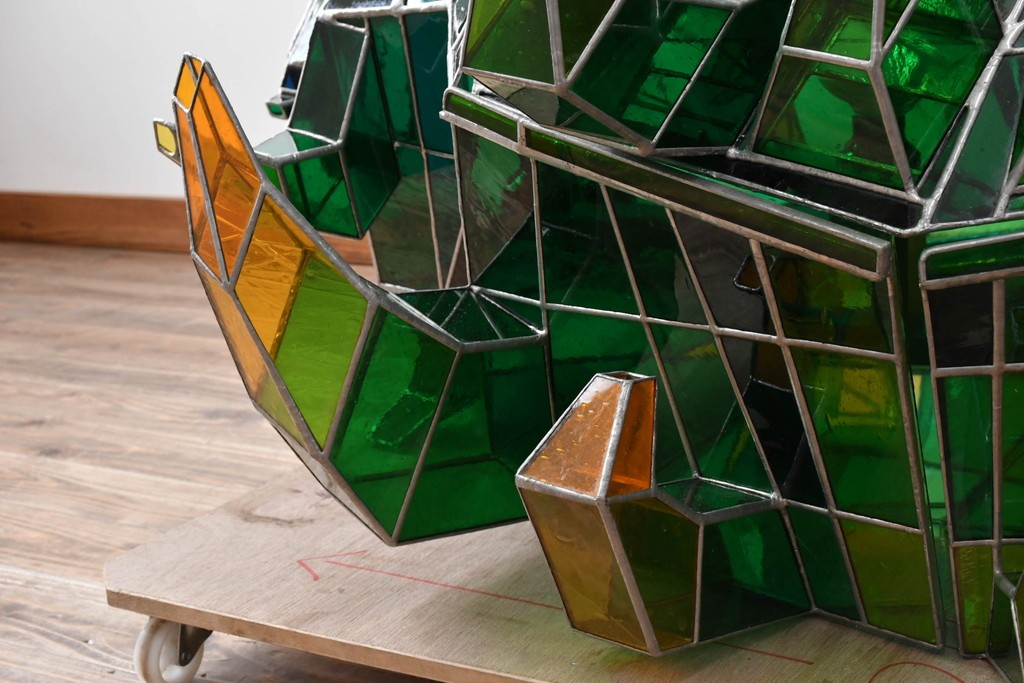 中古　特大1メートル超　希少!!　作家物!!　ステンドグラス芸術家　伊藤誠二　大作!!重厚な存在感と繊細な色彩美を兼ね備えた大型アートオブジェのフロア照明　定価約300万円　(R-084542)