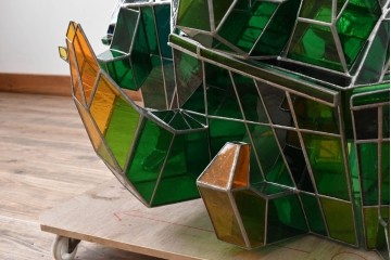 中古　特大1メートル超　希少!!　作家物!!　ステンドグラス芸術家　伊藤誠二　大作!!重厚な存在感と繊細な色彩美を兼ね備えた大型アートオブジェのフロア照明　定価約300万円　(R-084542)