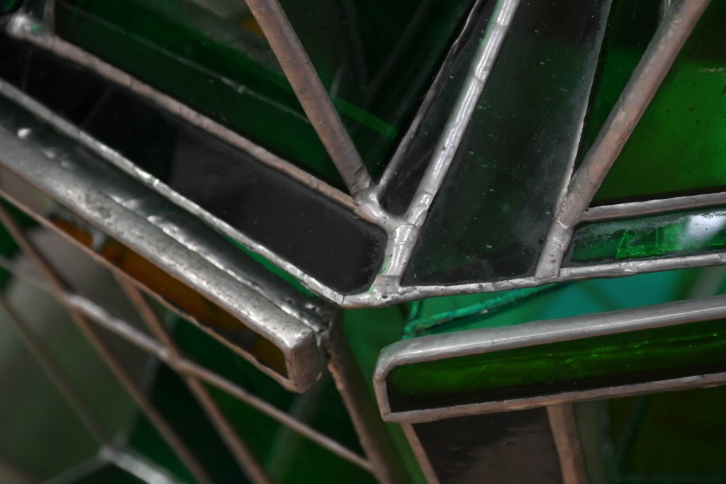 中古　特大1メートル超　希少!!　作家物!!　ステンドグラス芸術家　伊藤誠二　大作!!重厚な存在感と繊細な色彩美を兼ね備えた大型アートオブジェのフロア照明　定価約300万円　(R-084542)