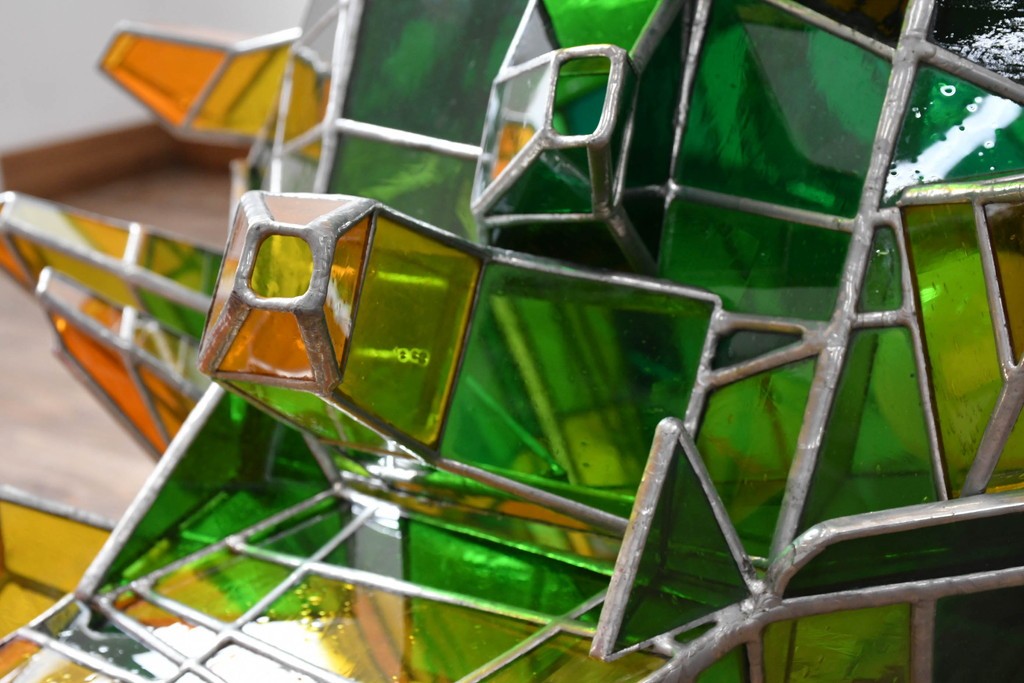 中古　特大1メートル超　希少!!　作家物!!　ステンドグラス芸術家　伊藤誠二　大作!!重厚な存在感と繊細な色彩美を兼ね備えた大型アートオブジェのフロア照明　定価約300万円　(R-084542)