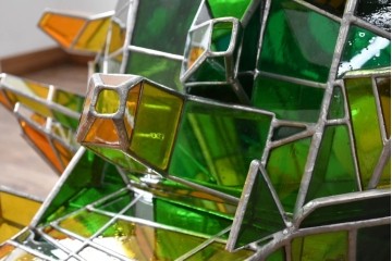 中古　特大1メートル超　希少!!　作家物!!　ステンドグラス芸術家　伊藤誠二　大作!!重厚な存在感と繊細な色彩美を兼ね備えた大型アートオブジェのフロア照明　定価約300万円　(R-084542)