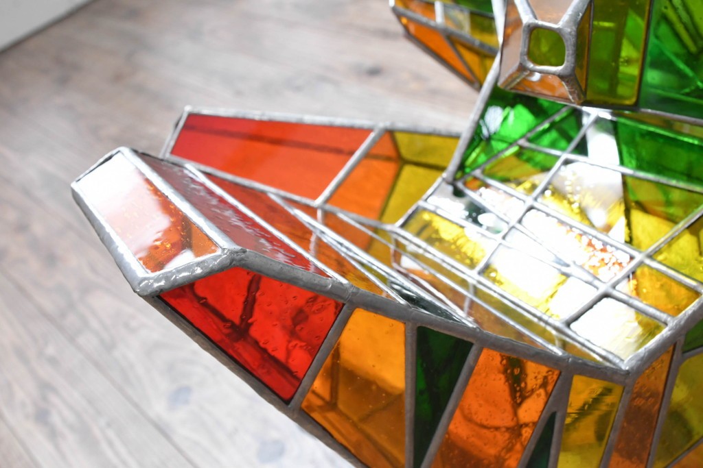 中古　特大1メートル超　希少!!　作家物!!　ステンドグラス芸術家　伊藤誠二　大作!!重厚な存在感と繊細な色彩美を兼ね備えた大型アートオブジェのフロア照明　定価約300万円　(R-084542)