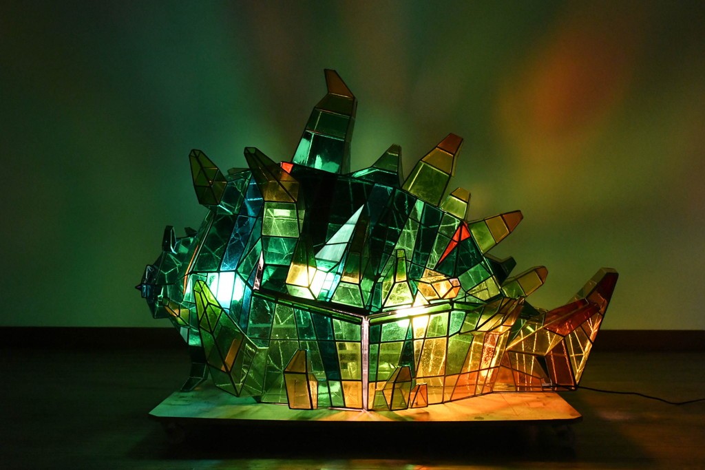 中古　特大1メートル超　希少!!　作家物!!　ステンドグラス芸術家　伊藤誠二　大作!!重厚な存在感と繊細な色彩美を兼ね備えた大型アートオブジェのフロア照明　定価約300万円　(R-084542)