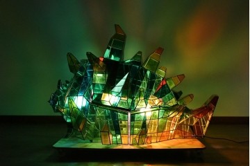 中古　特大1メートル超　希少!!　作家物!!　ステンドグラス芸術家　伊藤誠二　大作!!重厚な存在感と繊細な色彩美を兼ね備えた大型アートオブジェのフロア照明　定価約300万円　(R-084542)