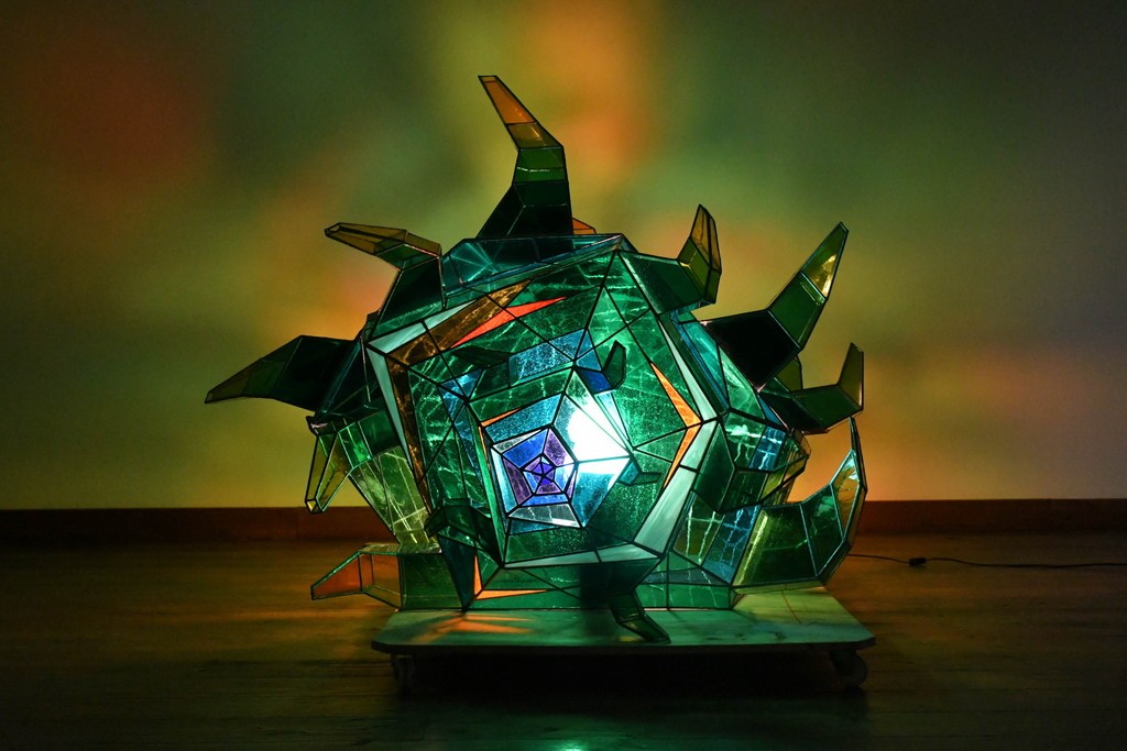 中古　特大1メートル超　希少!!　作家物!!　ステンドグラス芸術家　伊藤誠二　大作!!重厚な存在感と繊細な色彩美を兼ね備えた大型アートオブジェのフロア照明　定価約300万円　(R-084542)