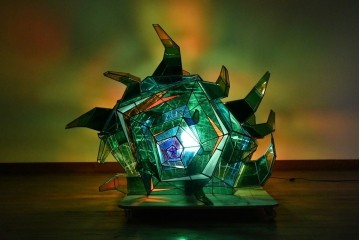 中古　特大1メートル超　希少!!　作家物!!　ステンドグラス芸術家　伊藤誠二　大作!!重厚な存在感と繊細な色彩美を兼ね備えた大型アートオブジェのフロア照明　定価約300万円　(R-084542)