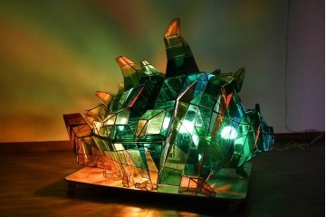 中古　特大1メートル超　希少!!　作家物!!　ステンドグラス芸術家　伊藤誠二　大作!!重厚な存在感と繊細な色彩美を兼ね備えた大型アートオブジェのフロア照明　定価約300万円　(R-084542)