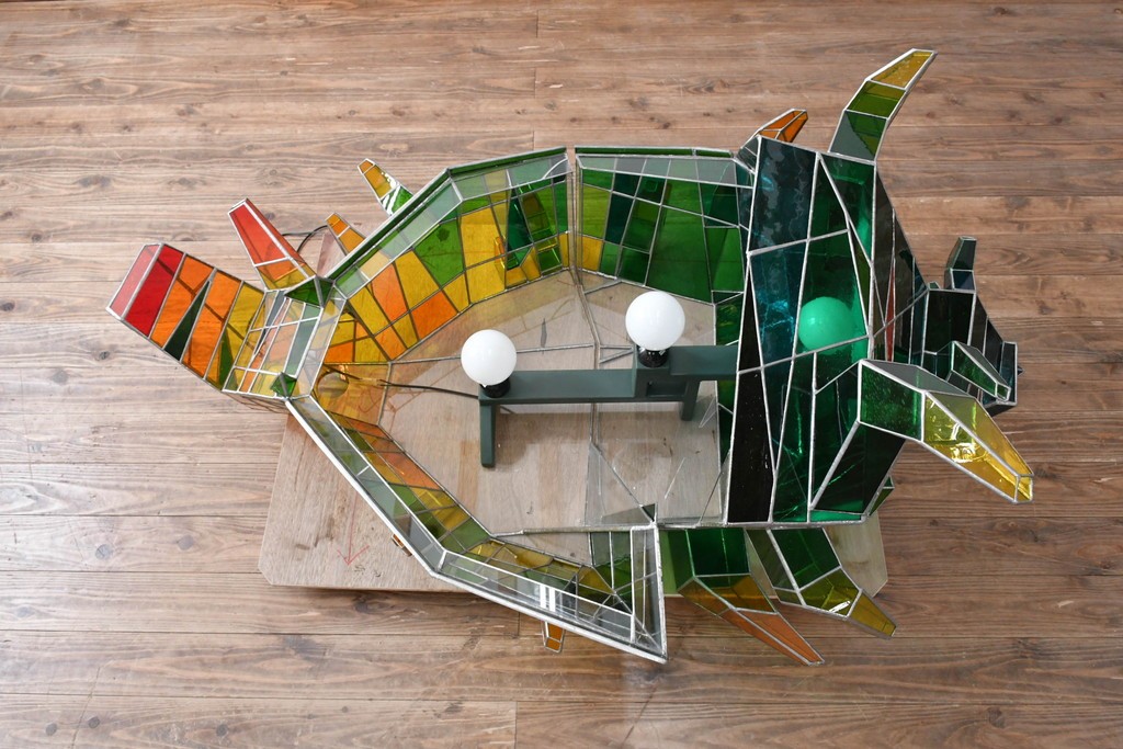 中古　特大1メートル超　希少!!　作家物!!　ステンドグラス芸術家　伊藤誠二　大作!!重厚な存在感と繊細な色彩美を兼ね備えた大型アートオブジェのフロア照明　定価約300万円　(R-084542)