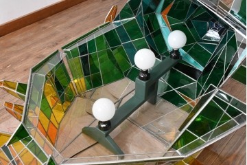 中古　特大1メートル超　希少!!　作家物!!　ステンドグラス芸術家　伊藤誠二　大作!!重厚な存在感と繊細な色彩美を兼ね備えた大型アートオブジェのフロア照明　定価約300万円　(R-084542)