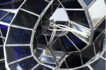 中古　特大1メートル超　希少!!　作家物!!　ステンドグラス芸術家　伊藤誠二　大作!!シンプルな空間を一瞬でモダンギャラリーに変える大型アートオブジェ(フロア照明)(定価約380万円)(R-084543)