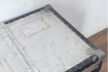 和製ビンテージ　お部屋のアクセントになるジュラルミン船トランク(ジュラルミントランク、舟トランク、アルミトランク、収納、ディスプレイ、ヴィンテージ)(R-084545)