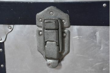 和製ビンテージ　お部屋のアクセントになるジュラルミン船トランク(ジュラルミントランク、舟トランク、アルミトランク、収納、ディスプレイ、ヴィンテージ)(R-084545)