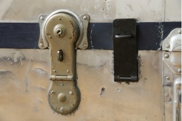 和製ビンテージ　お部屋のアクセントになるジュラルミン船トランク(ジュラルミントランク、舟トランク、アルミトランク、収納、ディスプレイ、ヴィンテージ)(R-084545)