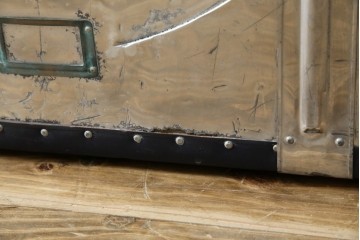 和製ビンテージ　お部屋のアクセントになるジュラルミン船トランク(ジュラルミントランク、舟トランク、アルミトランク、収納、ディスプレイ、ヴィンテージ)(R-084545)