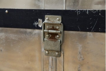 和製ビンテージ　お部屋のアクセントになるジュラルミン船トランク(ジュラルミントランク、舟トランク、アルミトランク、収納、ディスプレイ、ヴィンテージ)(R-084545)