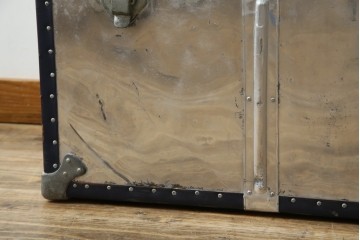 和製ビンテージ　お部屋のアクセントになるジュラルミン船トランク(ジュラルミントランク、舟トランク、アルミトランク、収納、ディスプレイ、ヴィンテージ)(R-084545)