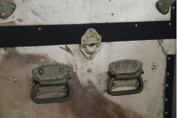 和製ビンテージ　お部屋のアクセントになるジュラルミン船トランク(ジュラルミントランク、舟トランク、アルミトランク、収納、ディスプレイ、ヴィンテージ)(R-084545)