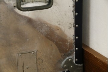 和製ビンテージ　お部屋のアクセントになるジュラルミン船トランク(ジュラルミントランク、舟トランク、アルミトランク、収納、ディスプレイ、ヴィンテージ)(R-084545)