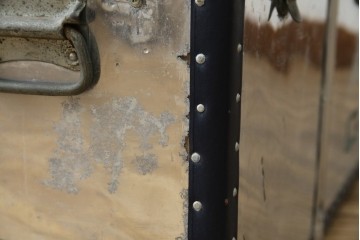 和製ビンテージ　お部屋のアクセントになるジュラルミン船トランク(ジュラルミントランク、舟トランク、アルミトランク、収納、ディスプレイ、ヴィンテージ)(R-084545)