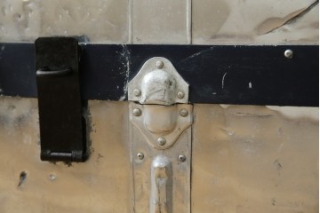 和製ビンテージ　お部屋のアクセントになるジュラルミン船トランク(ジュラルミントランク、舟トランク、アルミトランク、収納、ディスプレイ、ヴィンテージ)(R-084545)