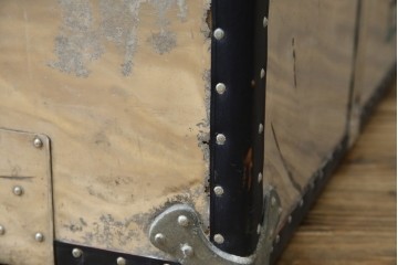 和製ビンテージ　お部屋のアクセントになるジュラルミン船トランク(ジュラルミントランク、舟トランク、アルミトランク、収納、ディスプレイ、ヴィンテージ)(R-084545)