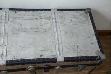 和製ビンテージ　お部屋のアクセントになるジュラルミン船トランク(ジュラルミントランク、舟トランク、アルミトランク、収納、ディスプレイ、ヴィンテージ)(R-084545)