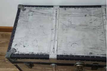 和製ビンテージ　お部屋のアクセントになるジュラルミン船トランク(ジュラルミントランク、舟トランク、アルミトランク、収納、ディスプレイ、ヴィンテージ)(R-084545)