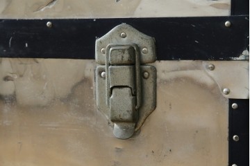 和製ビンテージ　お部屋のアクセントになるジュラルミン船トランク(ジュラルミントランク、舟トランク、アルミトランク、収納、ディスプレイ、ヴィンテージ)(R-084545)