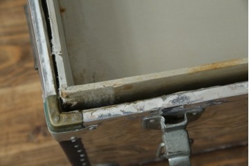 和製ビンテージ　お部屋のアクセントになるジュラルミン船トランク(ジュラルミントランク、舟トランク、アルミトランク、収納、ディスプレイ、ヴィンテージ)(R-084545)