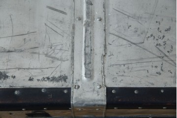 和製ビンテージ　お部屋のアクセントになるジュラルミン船トランク(ジュラルミントランク、舟トランク、アルミトランク、収納、ディスプレイ、ヴィンテージ)(R-084545)