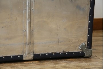 和製ビンテージ　お部屋のアクセントになるジュラルミン船トランク(ジュラルミントランク、舟トランク、アルミトランク、収納、ディスプレイ、ヴィンテージ)(R-084545)