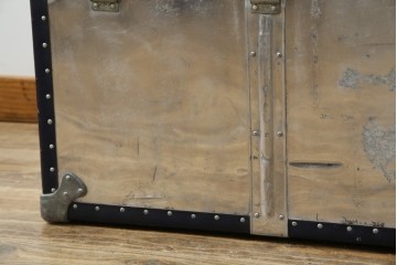和製ビンテージ　お部屋のアクセントになるジュラルミン船トランク(ジュラルミントランク、舟トランク、アルミトランク、収納、ディスプレイ、ヴィンテージ)(R-084545)
