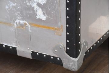 和製ビンテージ　お部屋のアクセントになるジュラルミン船トランク(ジュラルミントランク、舟トランク、アルミトランク、収納、ディスプレイ、ヴィンテージ)(R-084546)