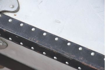 和製ビンテージ　お部屋のアクセントになるジュラルミン船トランク(ジュラルミントランク、舟トランク、アルミトランク、収納、ディスプレイ、ヴィンテージ)(R-084546)