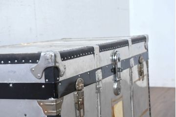 和製ビンテージ　お部屋のアクセントになるジュラルミン船トランク(ジュラルミントランク、アルミトランク、収納、ディスプレイ、ヴィンテージ)(R-084547)