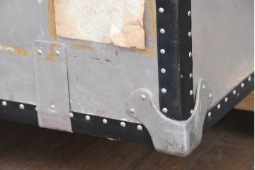 和製ビンテージ　お部屋のアクセントになるジュラルミン船トランク(ジュラルミントランク、アルミトランク、収納、ディスプレイ、ヴィンテージ)(R-084547)