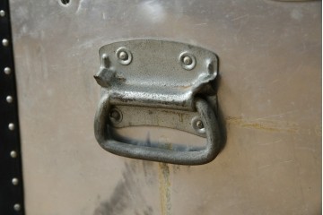 和製ビンテージ　お部屋のアクセントになるジュラルミン船トランク　(R-084547)