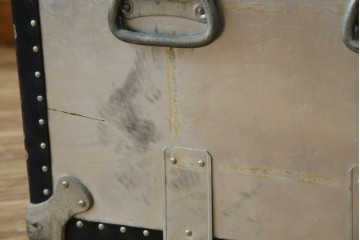 和製ビンテージ　お部屋のアクセントになるジュラルミン船トランク　(R-084547)