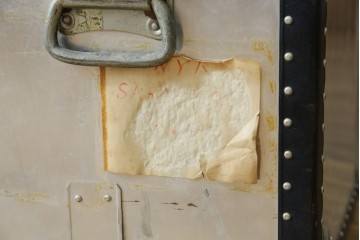 和製ビンテージ　お部屋のアクセントになるジュラルミン船トランク　(R-084547)