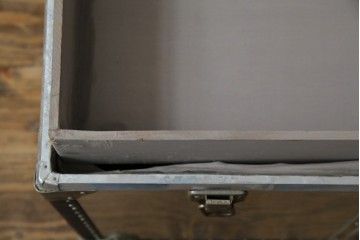 和製ビンテージ　お部屋のアクセントになるジュラルミン船トランク　(R-084547)