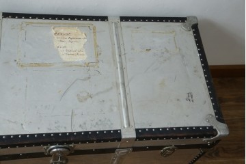 和製ビンテージ　お部屋のアクセントになるジュラルミン船トランク　(R-084547)