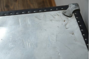 和製ビンテージ　お部屋のアクセントになるジュラルミン船トランク　(R-084547)
