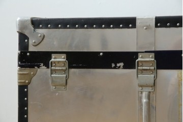 和製ビンテージ　お部屋のアクセントになるジュラルミン船トランク　(R-084547)
