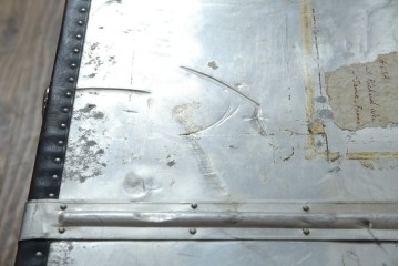 和製ビンテージ　お部屋のアクセントになるジュラルミン船トランク　(R-084547)