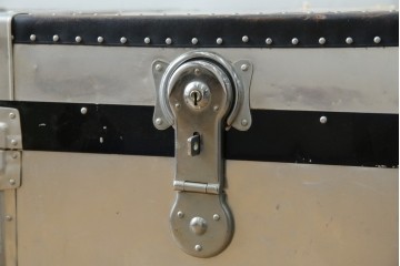 和製ビンテージ　お部屋のアクセントになるジュラルミン船トランク　(R-084547)