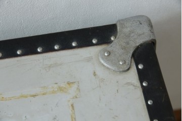 和製ビンテージ　お部屋のアクセントになるジュラルミン船トランク　(R-084547)