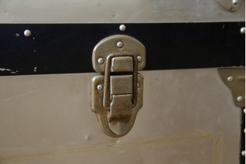 和製ビンテージ　お部屋のアクセントになるジュラルミン船トランク　(R-084547)