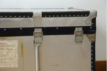 和製ビンテージ　お部屋のアクセントになるジュラルミン船トランク　(R-084547)