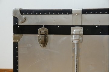 和製ビンテージ　お部屋のアクセントになるジュラルミン船トランク　(R-084547)